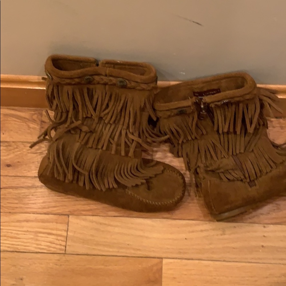 Minnetonka girls fringe boots EUC
